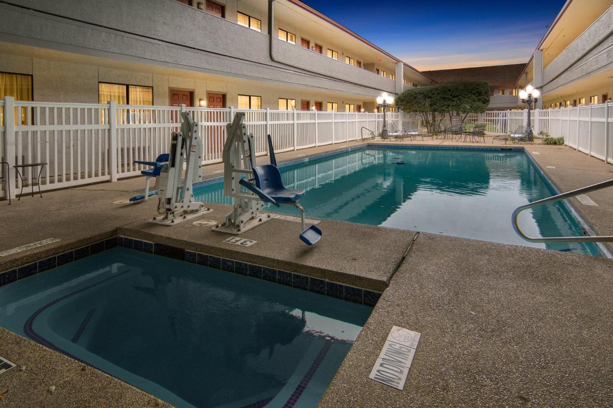 Red Roof Inn & Suites Irving - Dfw Airport South Exterior foto